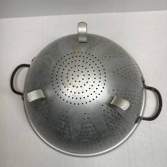 Vintage Wear-Ever Aluminum Colander Self-Standing #3125 Made in USA Handles - Picture 4 of 4